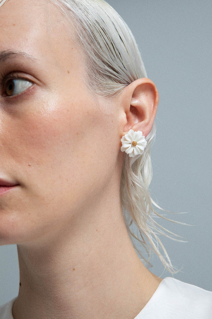 イヤリング Wilhelmina Garcia Gold Daisy Stud Earrings - White Gold Daisy Earring – Wilhelmina Garcia