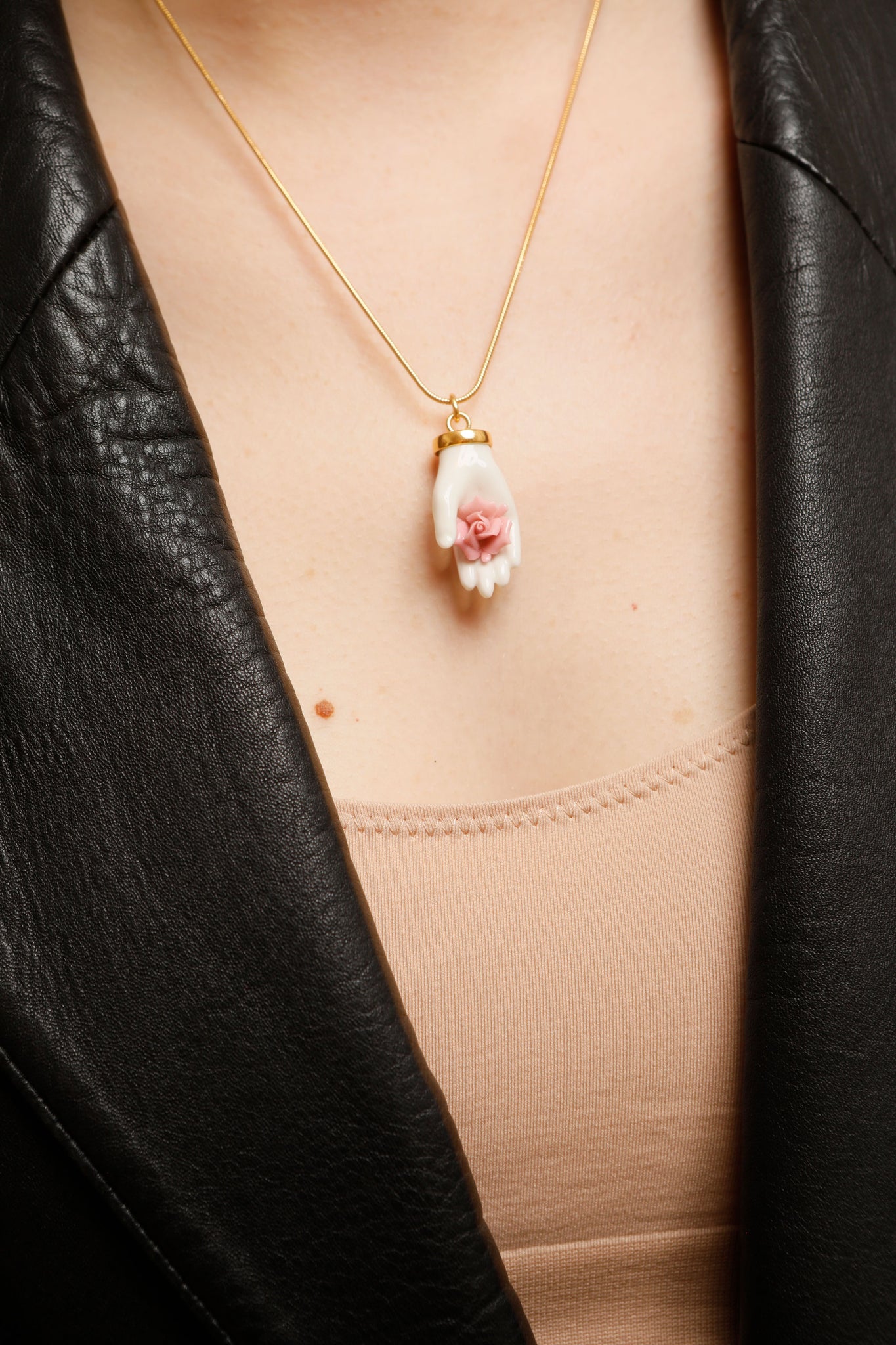 LITTLE HAND & ROSE NECKLACE - ANDRESGALLARDO