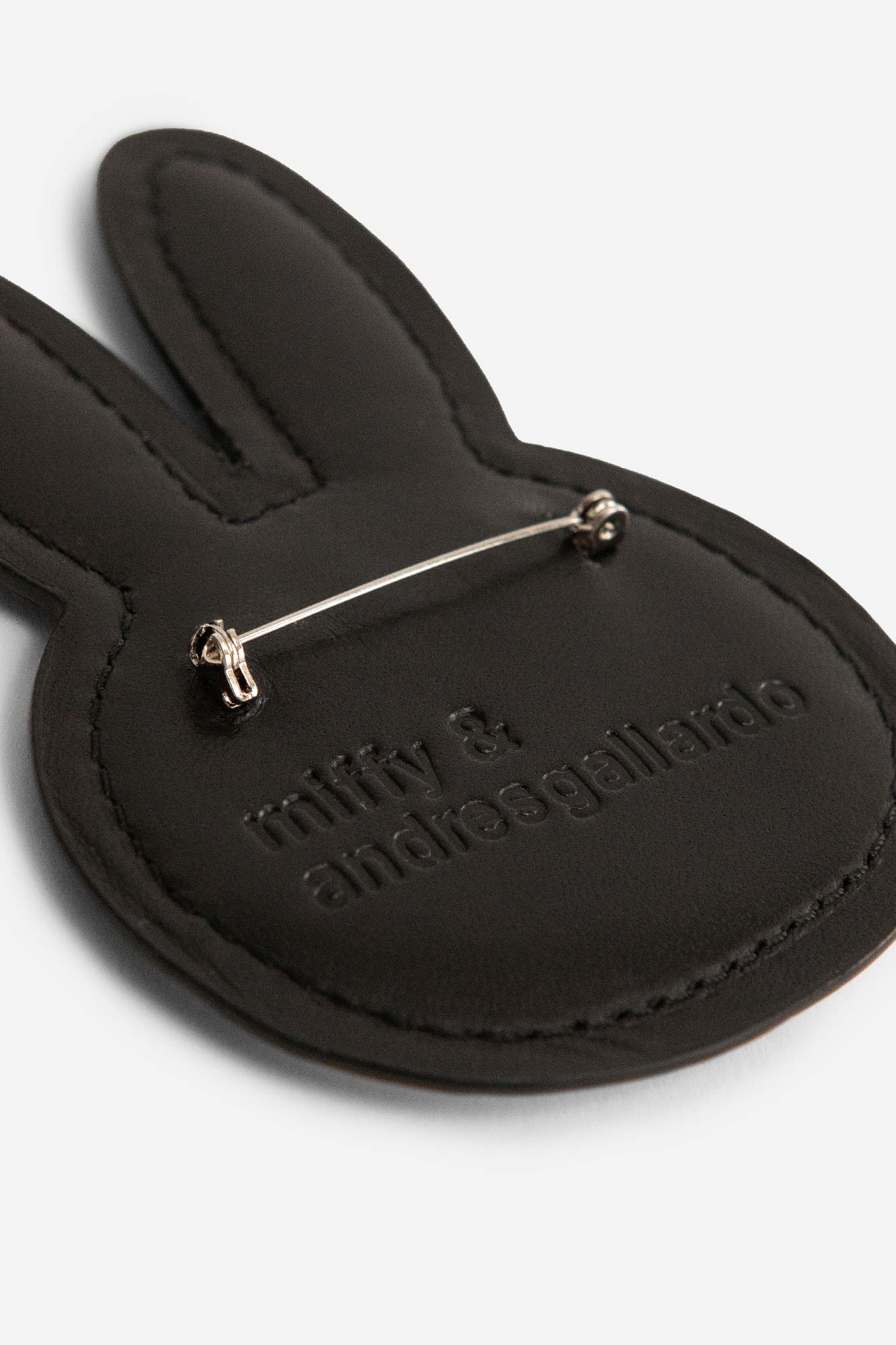 MIFFY LEATHER BROOCH - ANDRESGALLARDO