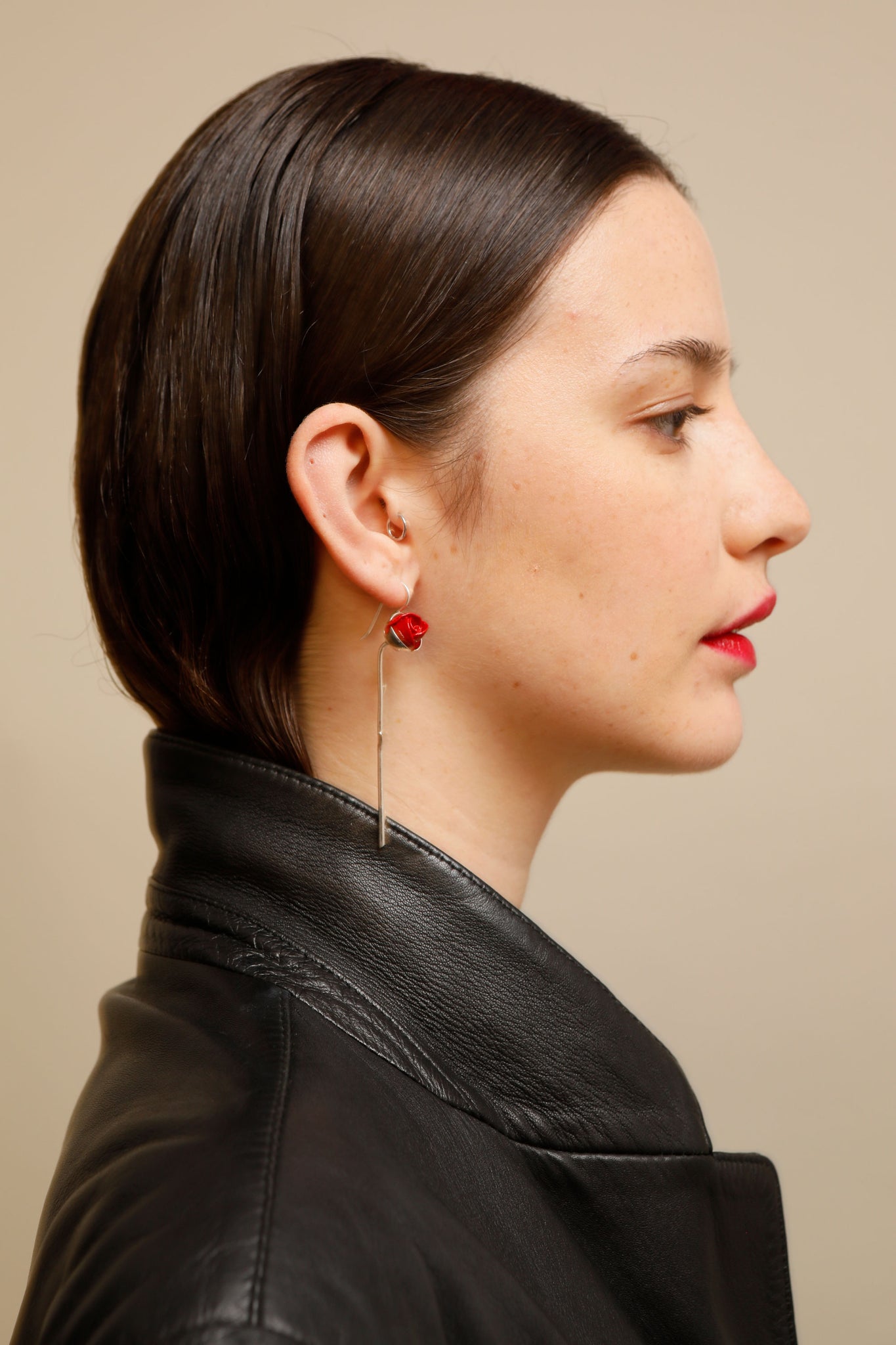 ROSEBUD STEM SING EARRING SILVER & RED - ANDRESGALLARDO
