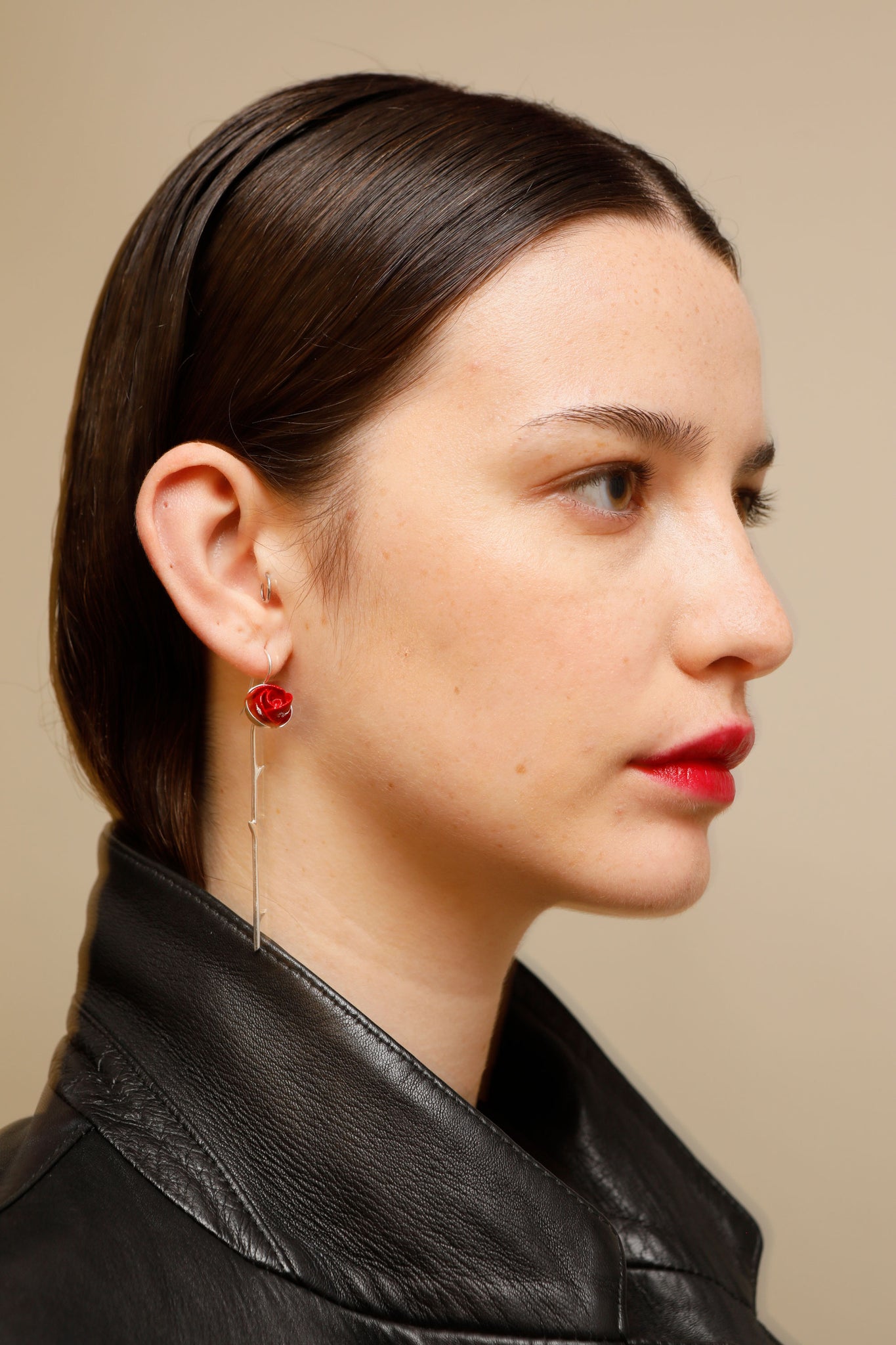 ROSEBUD STEM SING EARRING SILVER & RED - ANDRESGALLARDO